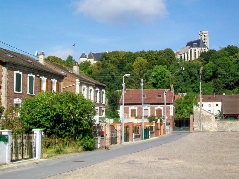La cité Louis-Blanc ; au fond, le château et la collégiale Notre-Dame.