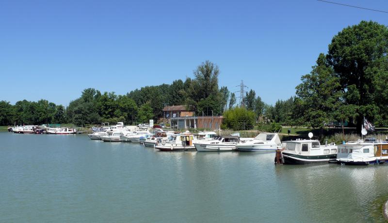 Photo du port et de la capitainerie de Port Canal, en région Occitanie. 