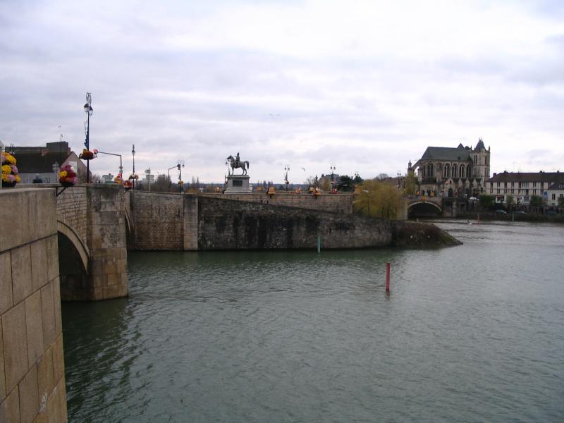 Les ponts de Montereau et la statue équestre de Napoléon Ier vus depuis la rive nord, avec à droite le centre-ville dominée par la collégiale Notre-Dame et Saint-Loup.
