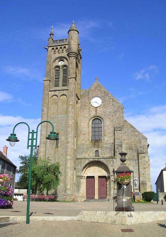  Façade de l'église, dans la commune du Montet.