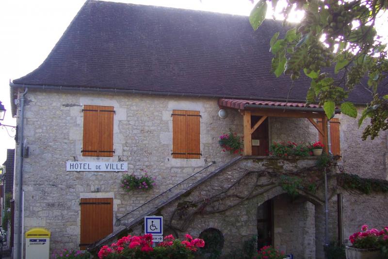 Photo de l'hôtel de ville de Montfaucon, dans le département du Lot.