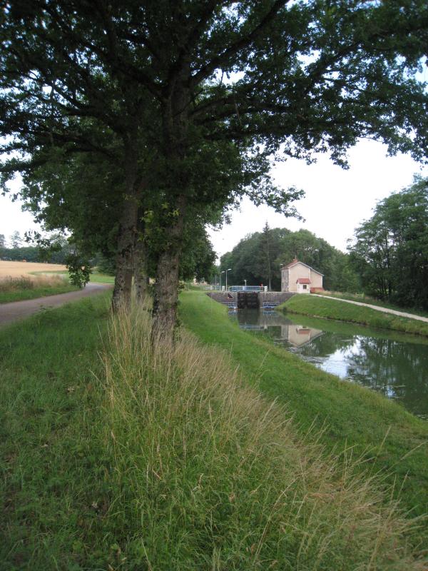 Le canal et l'écluse de la Villeneuve commune de Montigny-Mornay-Villeneuve-sur-Vingeanne