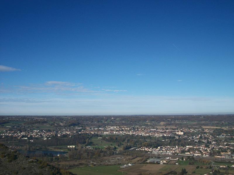 Vue en arrière plan de la ville de Montréjeau depuis le Picon avec à gauche le lac.