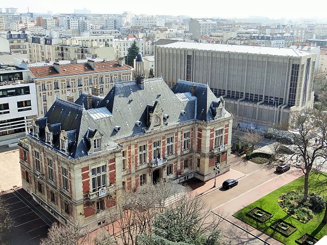 Mairie de Montrouge vue du Beffroi, et en arrière-plan, église Saint-Jacques le Majeur