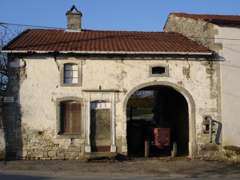 Une petite maison lorraine typique à Morizécourt, dans le département des Vosges.