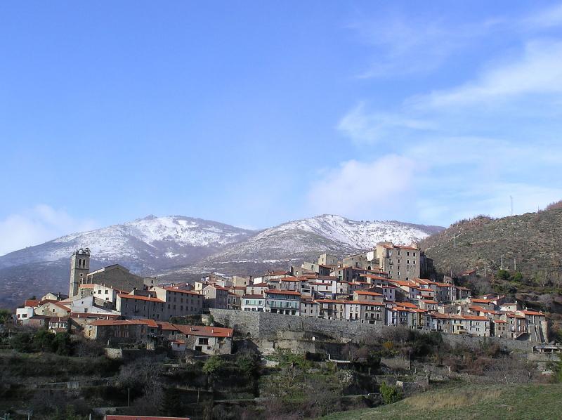 Photo du village depuis la route de la Carole vers Campome à Mosset, dans le département des Pyrénées-Orientales.