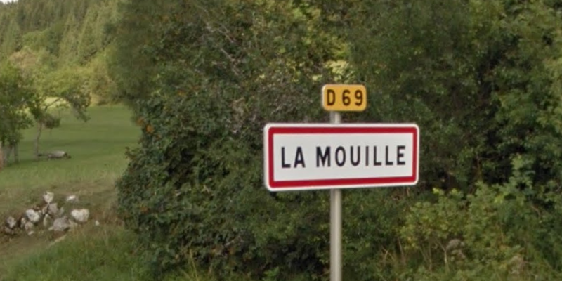 Panneau du village de La Mouille, dans le département du Jura en région Bourgogne-Franche-Comté, France.