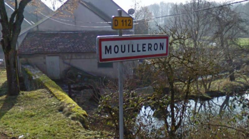 Panneau du village de Mouilleron, dans le département de la Haute-Marne en région Grand-Est, France.