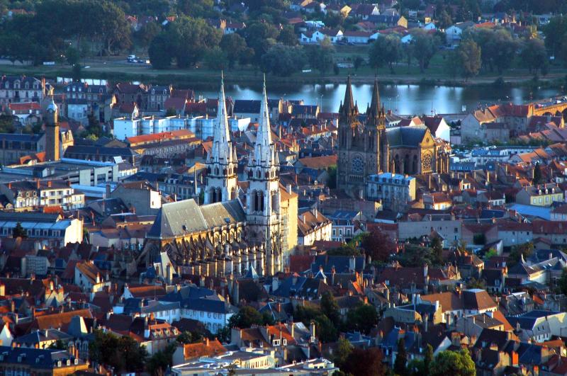 Vue aérienne du centre-ville de Moulins. Au premier plan, la cathédrale de Moulins, au second plan, l'église du Sacré-Cœur, puis l'Allier.