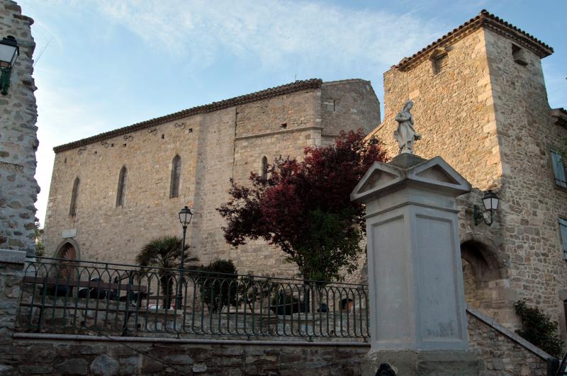 L'église médiévale de la ville de Moux, dans l'Aude, France