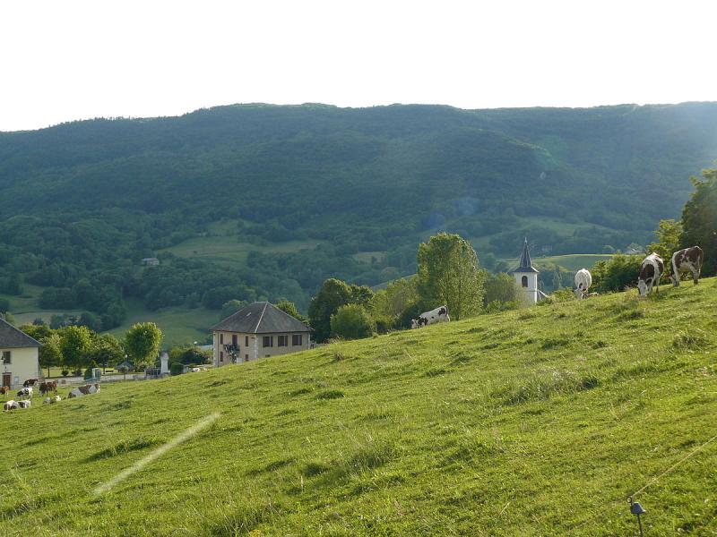Mairie et église de la commune de Moye depuis la route qui mène au cimetière, dans le département de la Haute-Savoie.