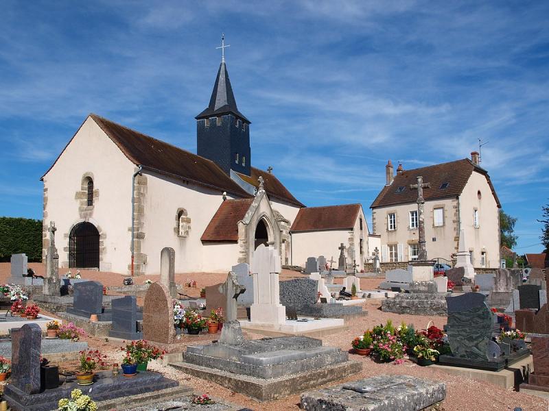 La mairie, le cimetière, le monument aux morts & l'église de Musigny.
