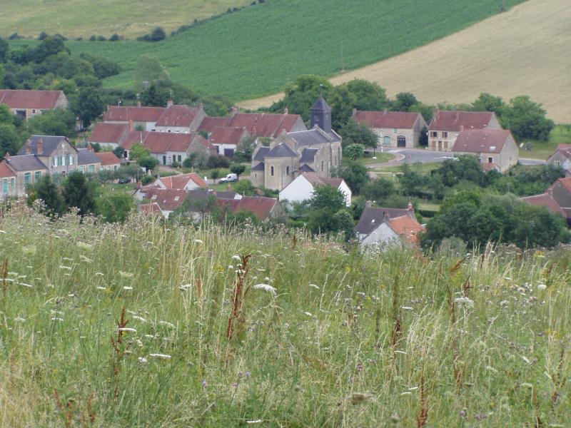 Le bourg et son église de Nannay, dans le département de la Nièvre.