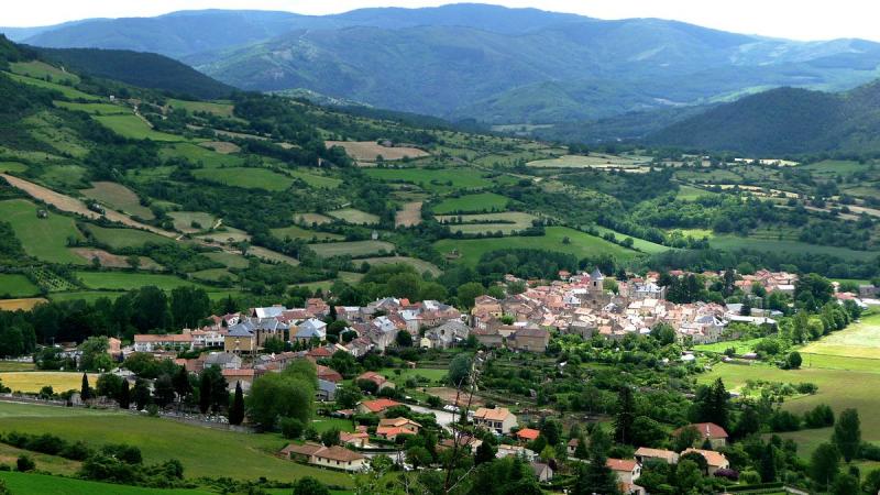 Vue générale du bourg de Nant, dans le département de l'Aveyron.