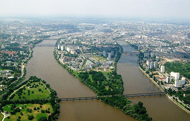 Vue aérienne de l'Île de Nantes, depuis son extrémité amont (Nantes, France).