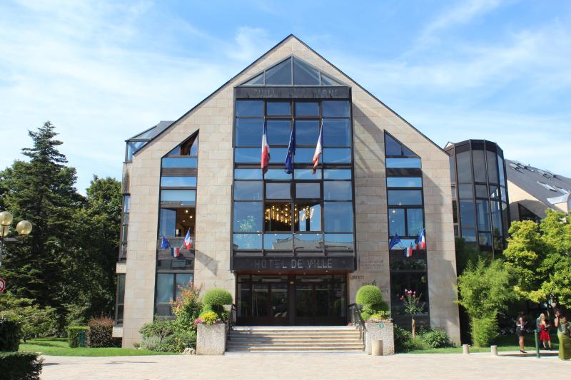 Photo de l'hôtel de ville de Neuilly-sur-Marne, en région Île-de-France. 