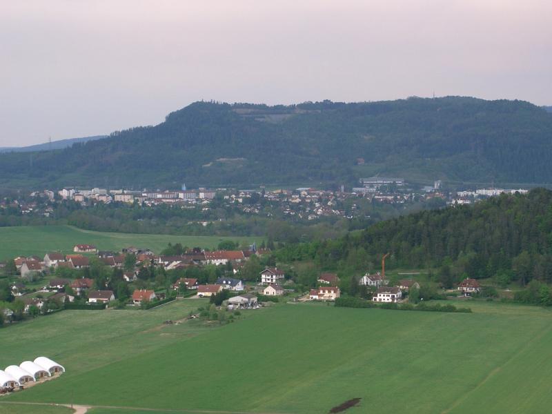 Village de Ney proche de Champagnole, avec le mont Rivel à l'arrière-plan, dans le département du jura.