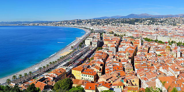 Vue panoramique de la vieille ville et de la Promenade des Anglais à Nice.
