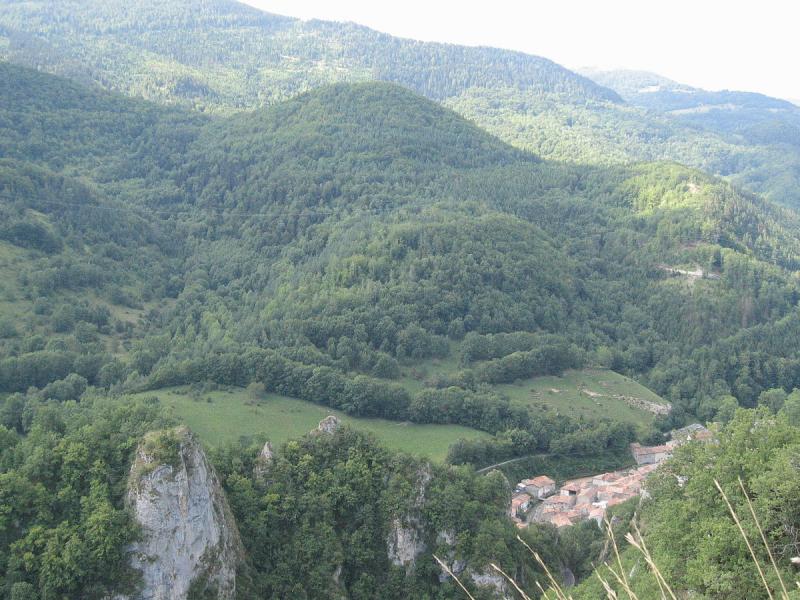 Vue du piton rocheux où se situait l'ancienne forteresse de Niort-de-Sault.