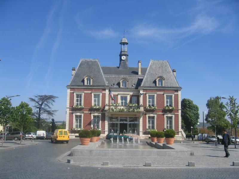 Hôtel de ville de Noisy-le-Grand, dans le département de la Seine-Saint-Denis, en région Île-de-France, France