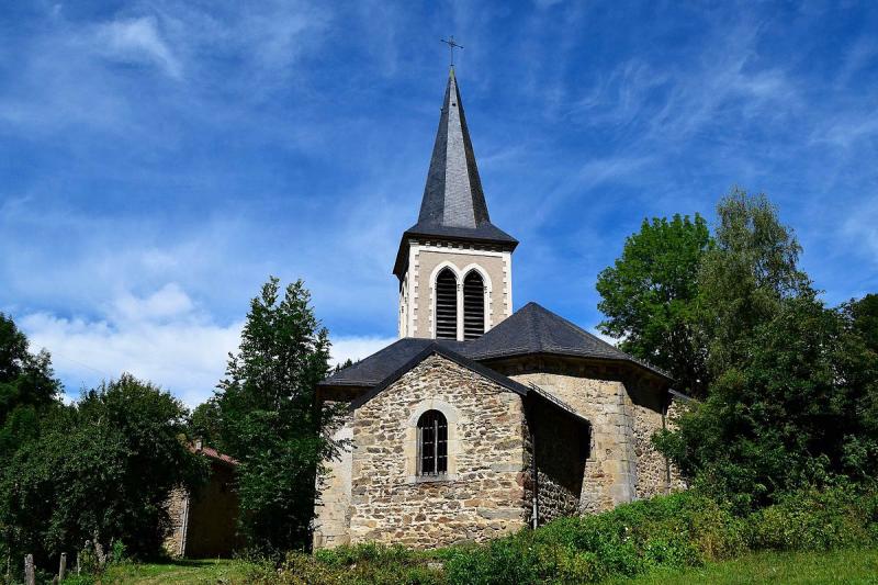 Église Saint-Pierre à Novacelles, dans le département du Puy-de-Dôme.