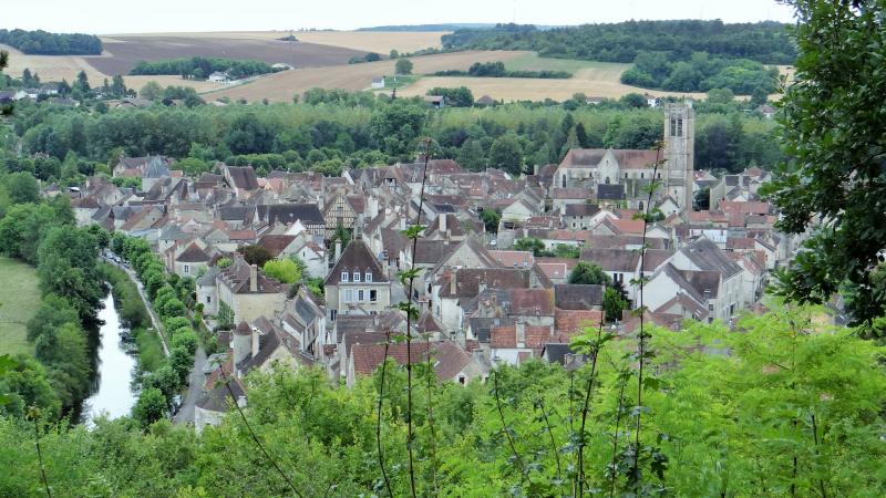 Vue générale de Noyers-sur-Sereins, dans le département de l'Yonne,