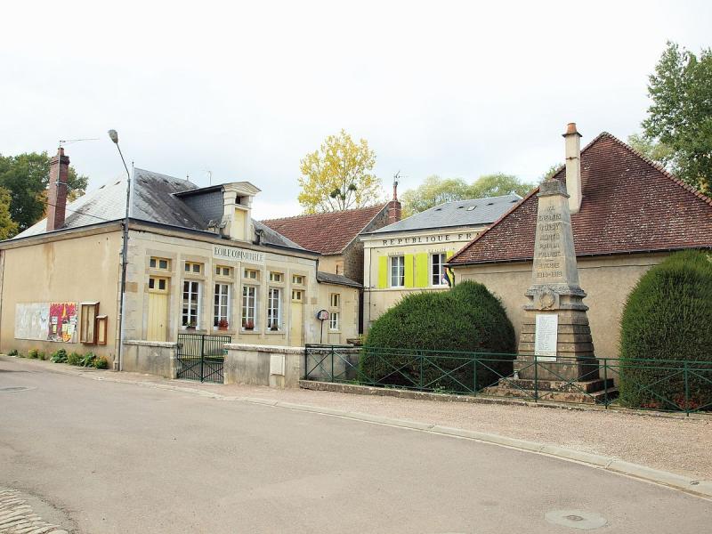 Mairie-école & monument aux morts d'Oisy, dans le département de la Nièvre.