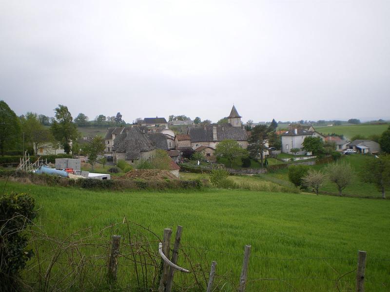 Vue générale de la commune d'Omps, dans le département du Cantal.