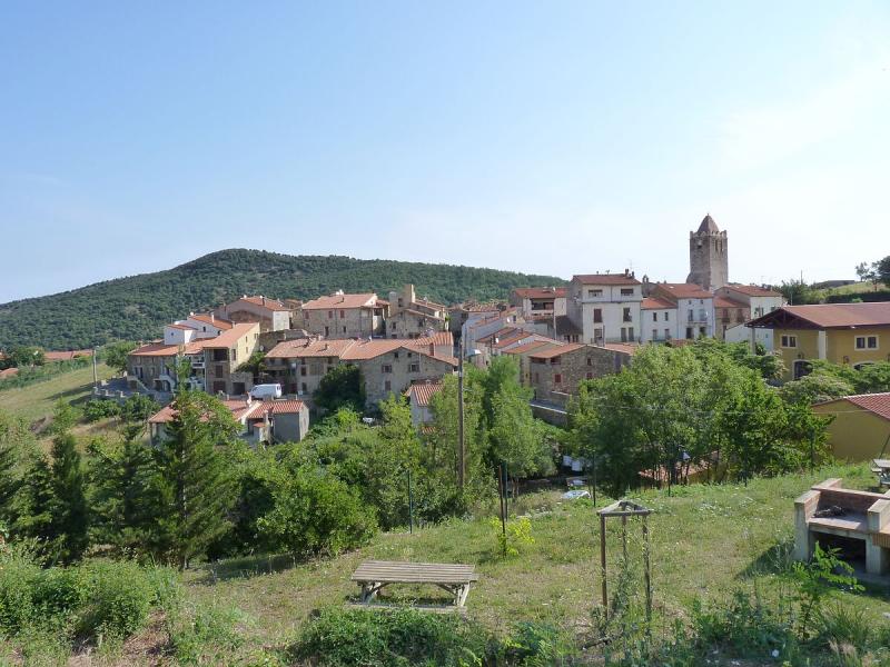 Vue générale du village d'Oms dans le département des Pyrénées-Orientales.