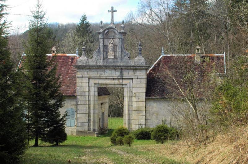 En 1968, pendant la création du barrage de Vouglans qui a noyé la Chartreuse, la porte et les pavillons d'entrée du monument ont soigneusement été démontés puis remontés au-dessus du niveau des eaux du lac d'Onoz, dans le département du Jura.
