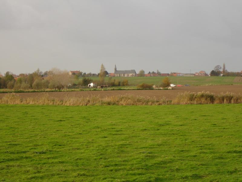 Oost-Cappel et Eglise Saint-Nicolas, vu de Roesbrugge en Belgique, 