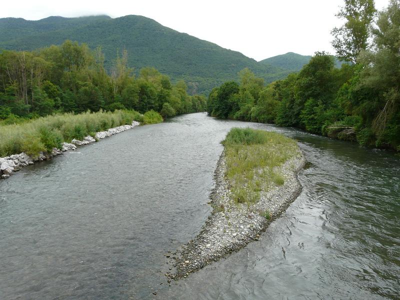  La Garonne en amont du pont qui relie les routes départementales 33a (Haute-Garonne, commune d'Ore à gauche) et 121 (Hautes-Pyrénées, commune de Saléchan à droite).