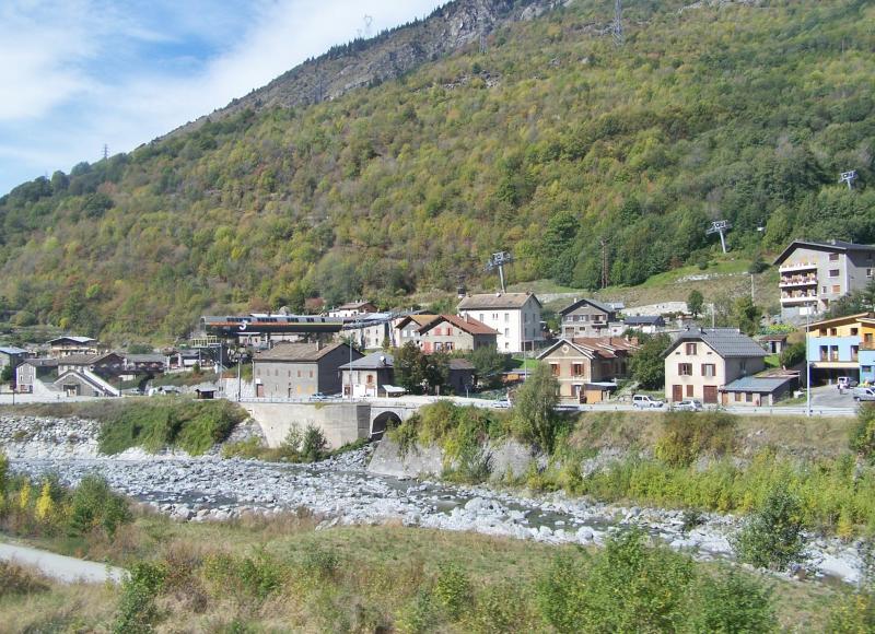 Vue d'une partie du village d'Orelle dans la vallée de Maurienne, dans le département de la Savoie, ici au départ de la télécabine pour la station de ski de Val Thorens.