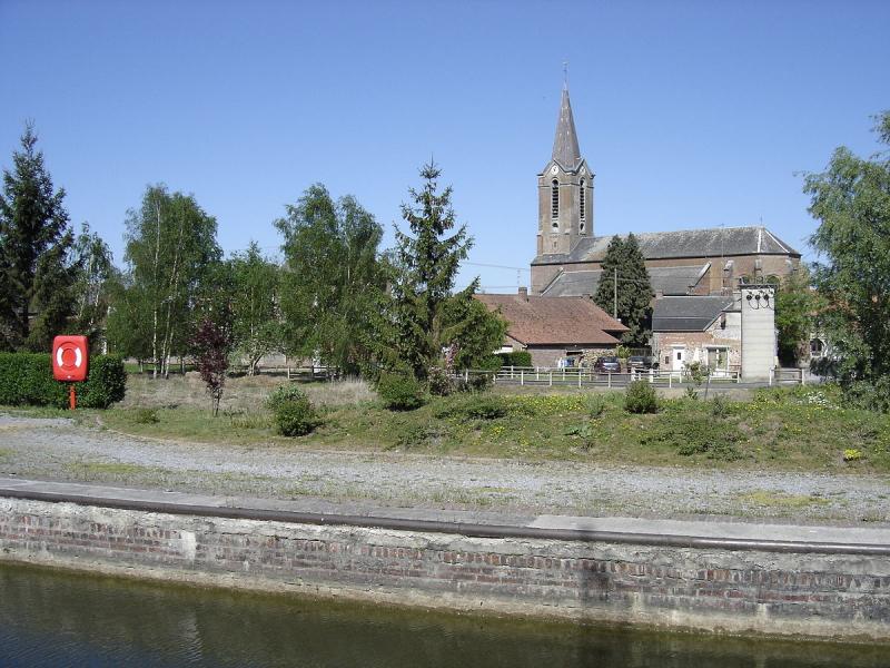 L'Église et le canal de la commune d'Ors, dans le département des Hauts-de-France.