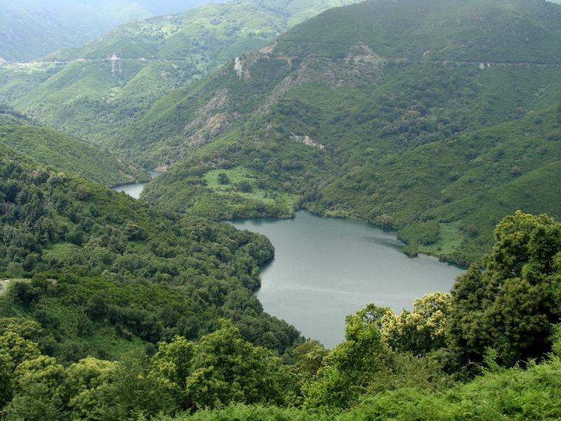 La vallée de l'Alesani et le lac de retenue, vus depuis Chiatra en direction du nord-ouest. En haut, la route joignant fr:Sant'Andréa-di-Cotone à fr:Ortale.
