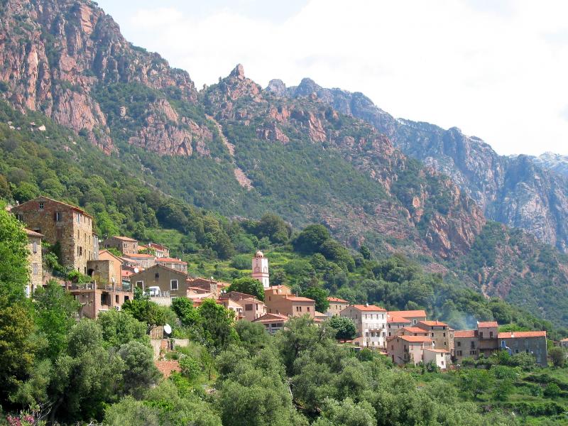 Le village d'Ota, dans le département de la Corse .