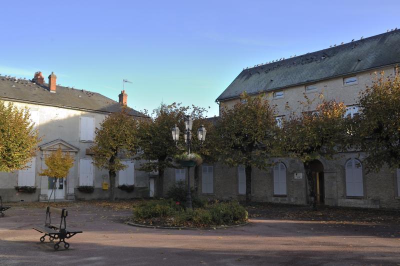 Outarville, place du Vieux Marché,  dans le département du Loiret.