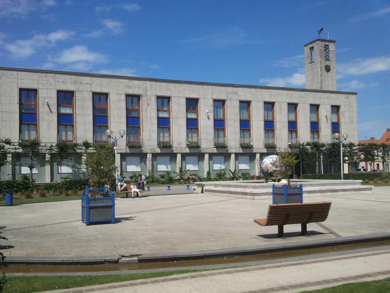  La mairie et la place d'Outreau.