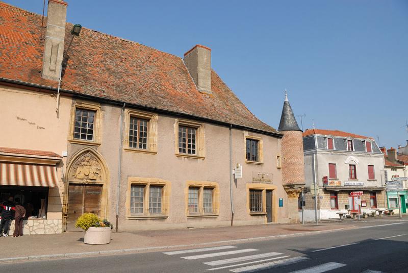 L' Hôtel des impôts à La Pacaudière, dans le département de la Loire.