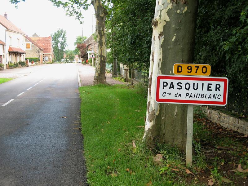 L'entrée du hameau de Pasquier sur la commune de Painblanc, dans le département de la Côte-d'Or.