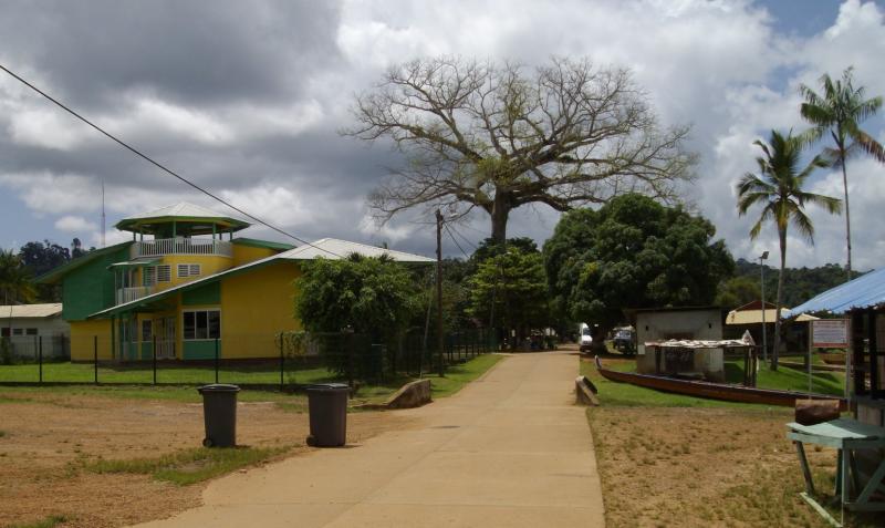 Vue de la place de la poste au centre de Papaichton, dans le département et la région de la Guyane.