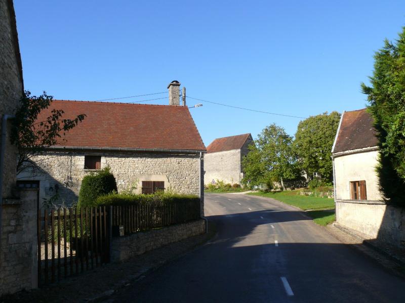Une rue de  Pargues, dans le département de l'Aube.
