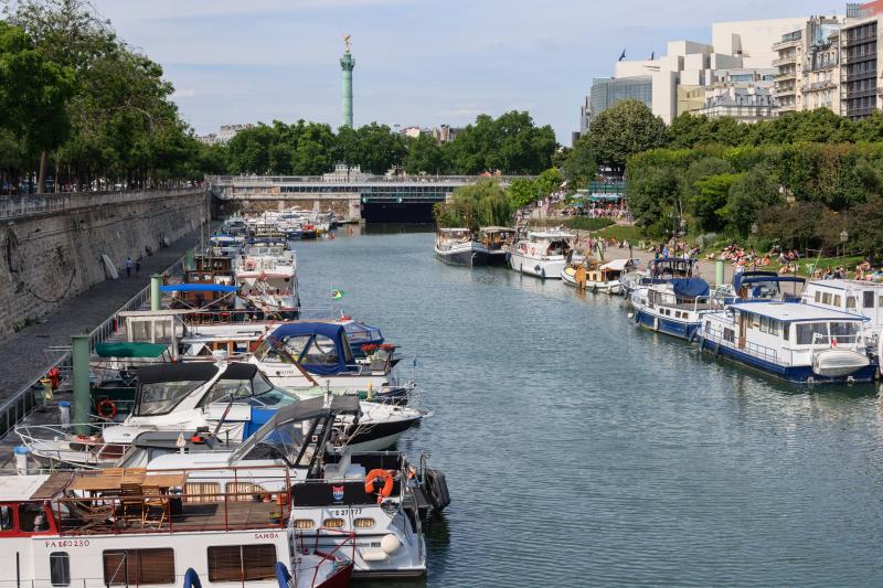 Le port (ou bassin) de l'Arsenal dans le 12e Arrondissement de Paris (France)