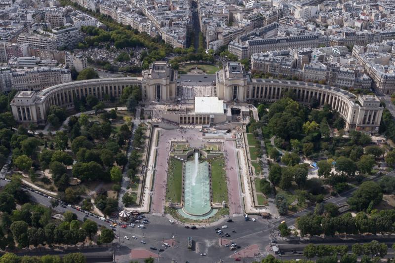 Face sud-est du palais de Chaillot et des jardins du Trocadéro, depuis la tour Eiffel à Paris.
