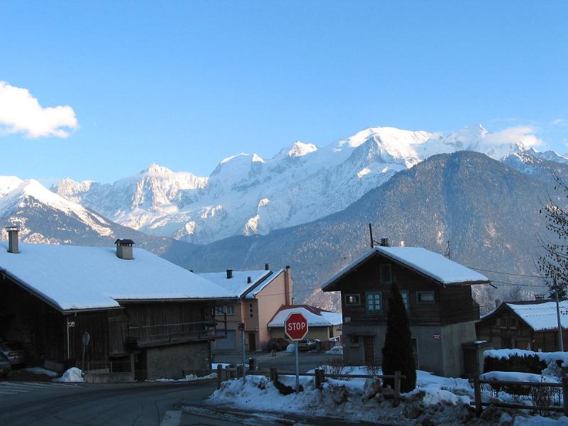 Le Mont Blanc vu depuis le village de Passy, dans le département de la Haute-Savoie.
