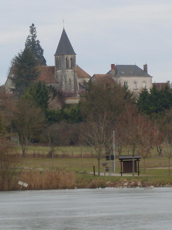  L'église en 2007 à Pellevoisin,  dans le département de l'Indre.