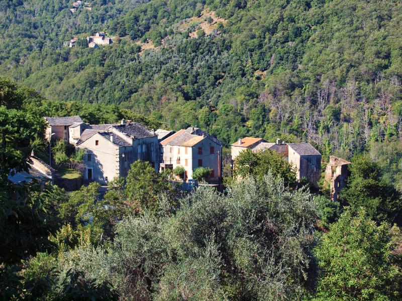 Village d'Acquatella. À gauche, la chapelle Sainte-Anne.
