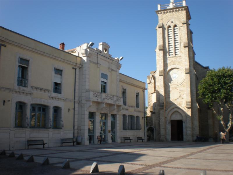  La mairie et l'église Saint-Sixte à Pérols.