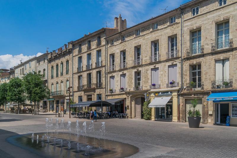 Le cours Jean Jaurès à Pezenas.