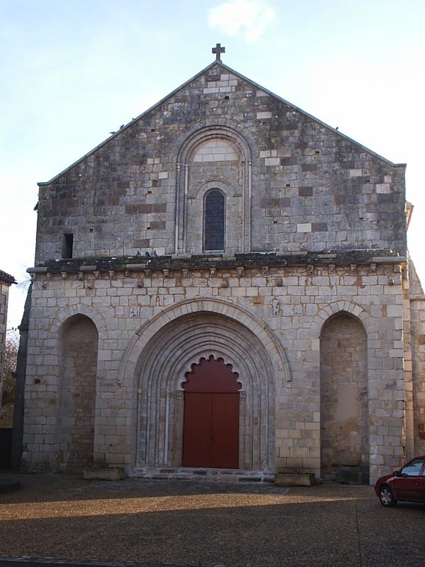 Façade de l'église Notre-Dame à Plaisance, dans le département de la Vienne.